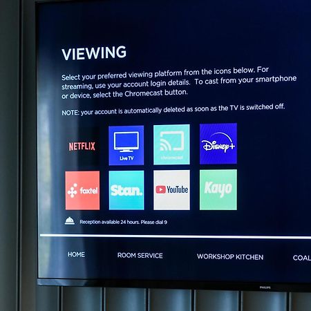 파워하우스 호텔 탬워스 바이 리지스 외부 사진 A television with a built-in Chromecast