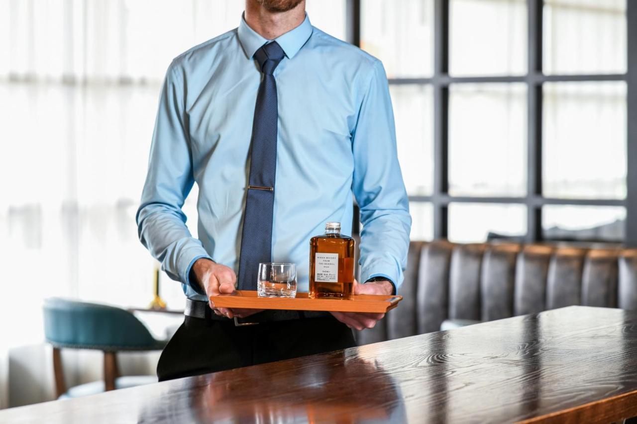 파워하우스 호텔 탬워스 바이 리지스 외부 사진 A butler serving drinks
