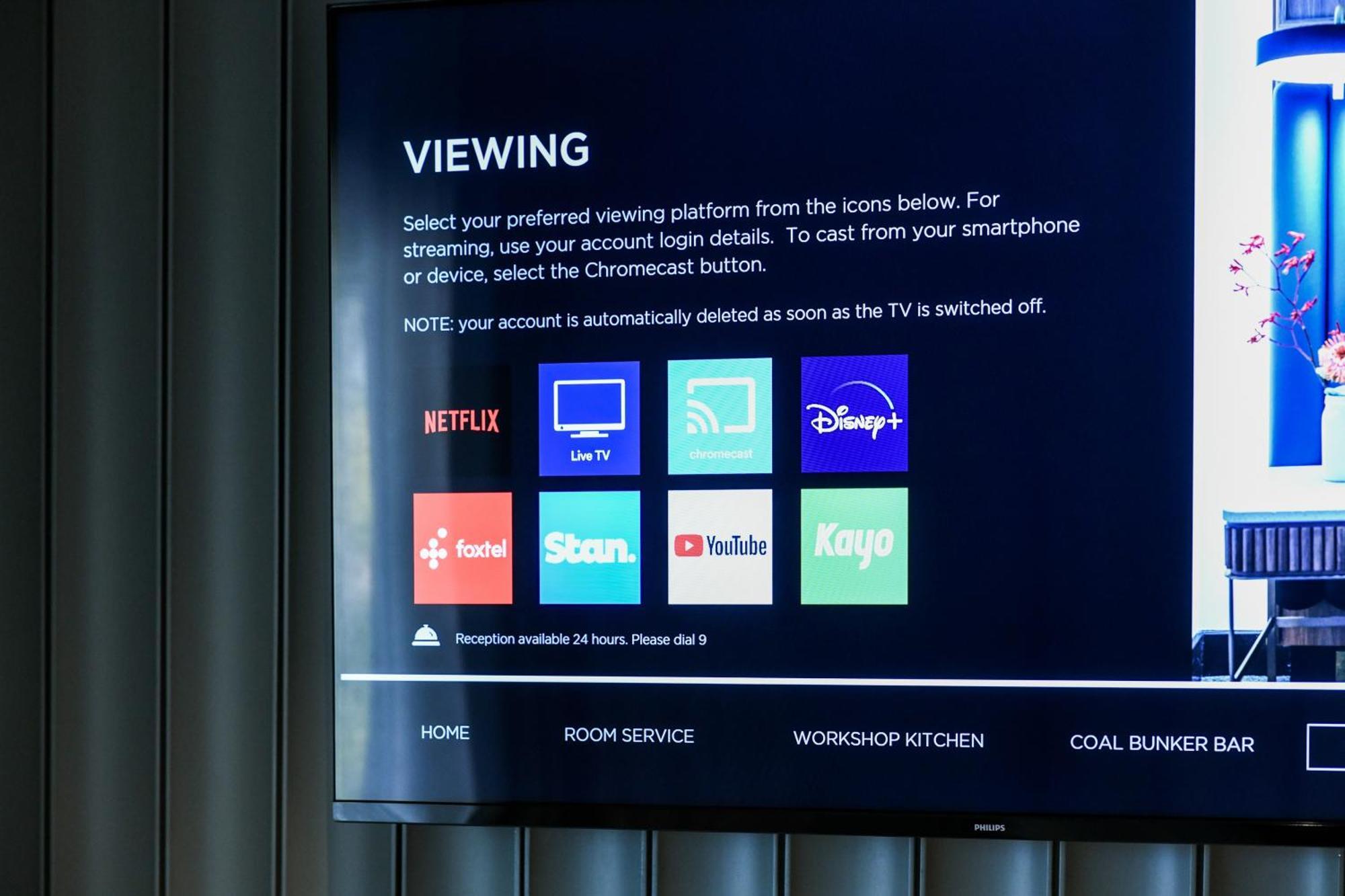 파워하우스 호텔 탬워스 바이 리지스 외부 사진 A television with a built-in Chromecast