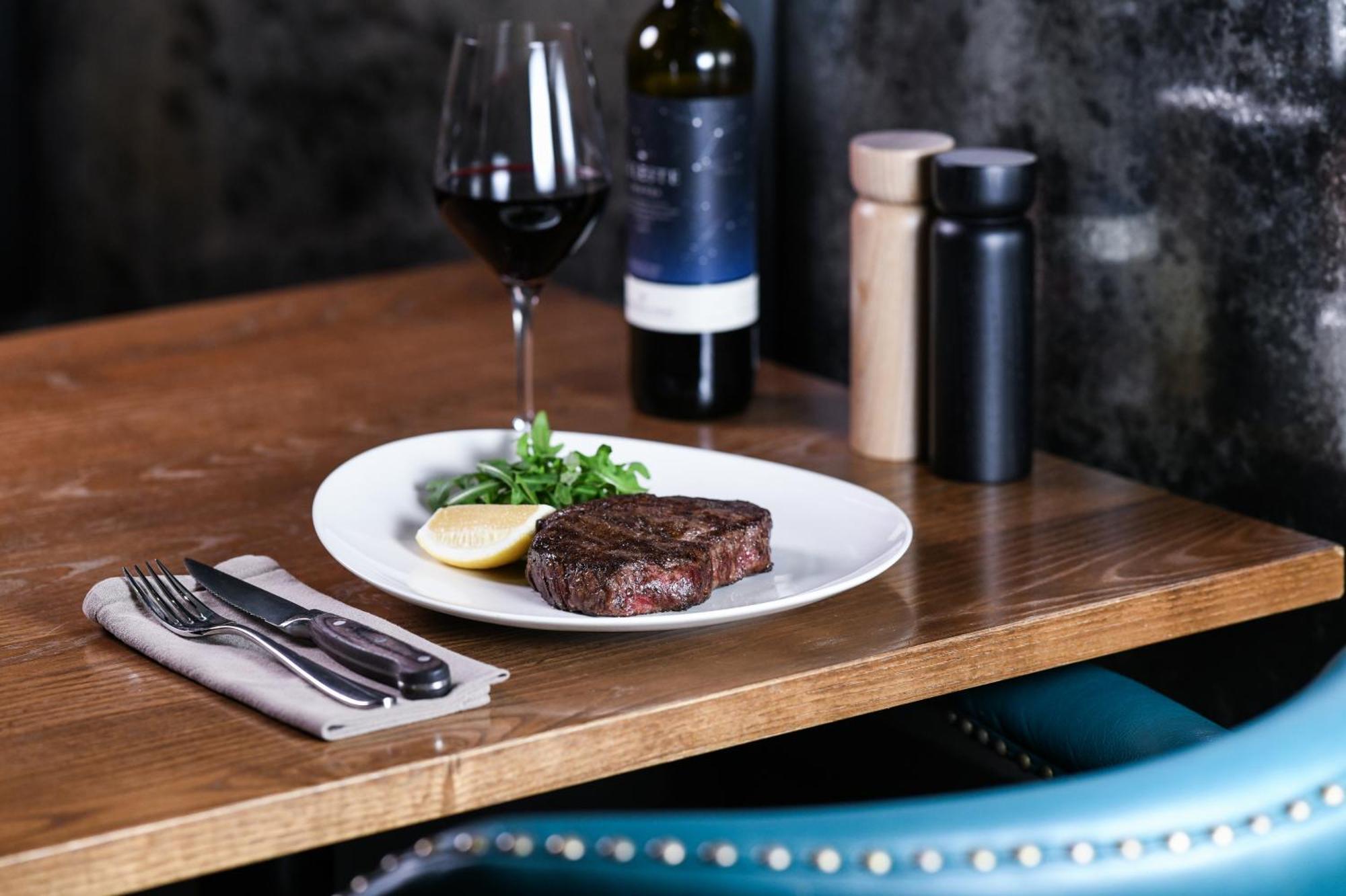 파워하우스 호텔 탬워스 바이 리지스 외부 사진 A steak and wine dinner