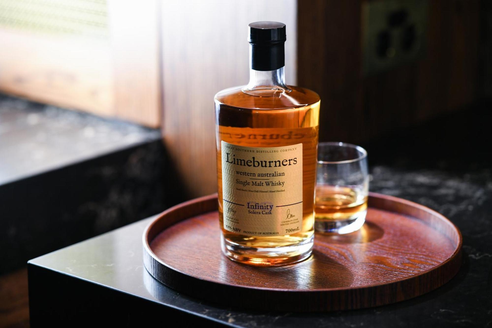 파워하우스 호텔 탬워스 바이 리지스 외부 사진 A bottle of single malt whisky