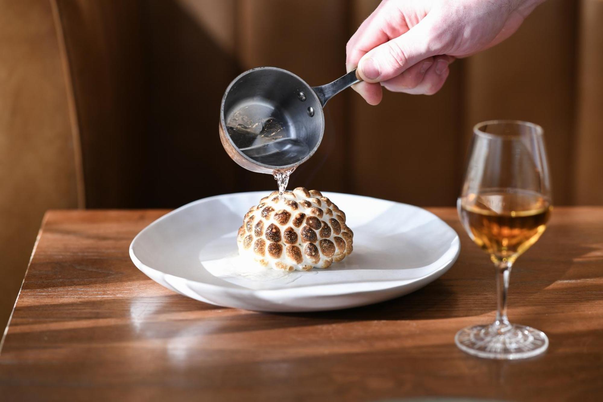 파워하우스 호텔 탬워스 바이 리지스 외부 사진 A quenelle being poured with Nantua sauce