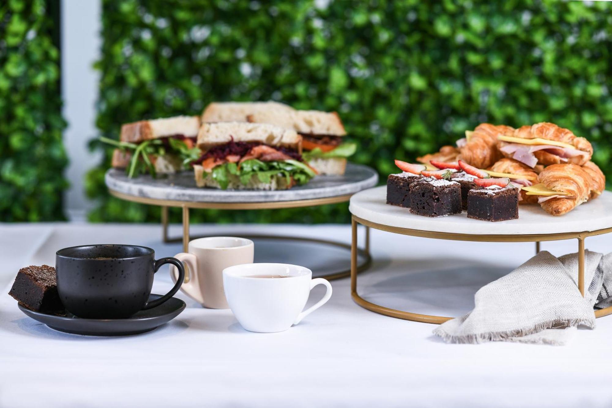 파워하우스 호텔 탬워스 바이 리지스 외부 사진 A selection of afternoon tea items