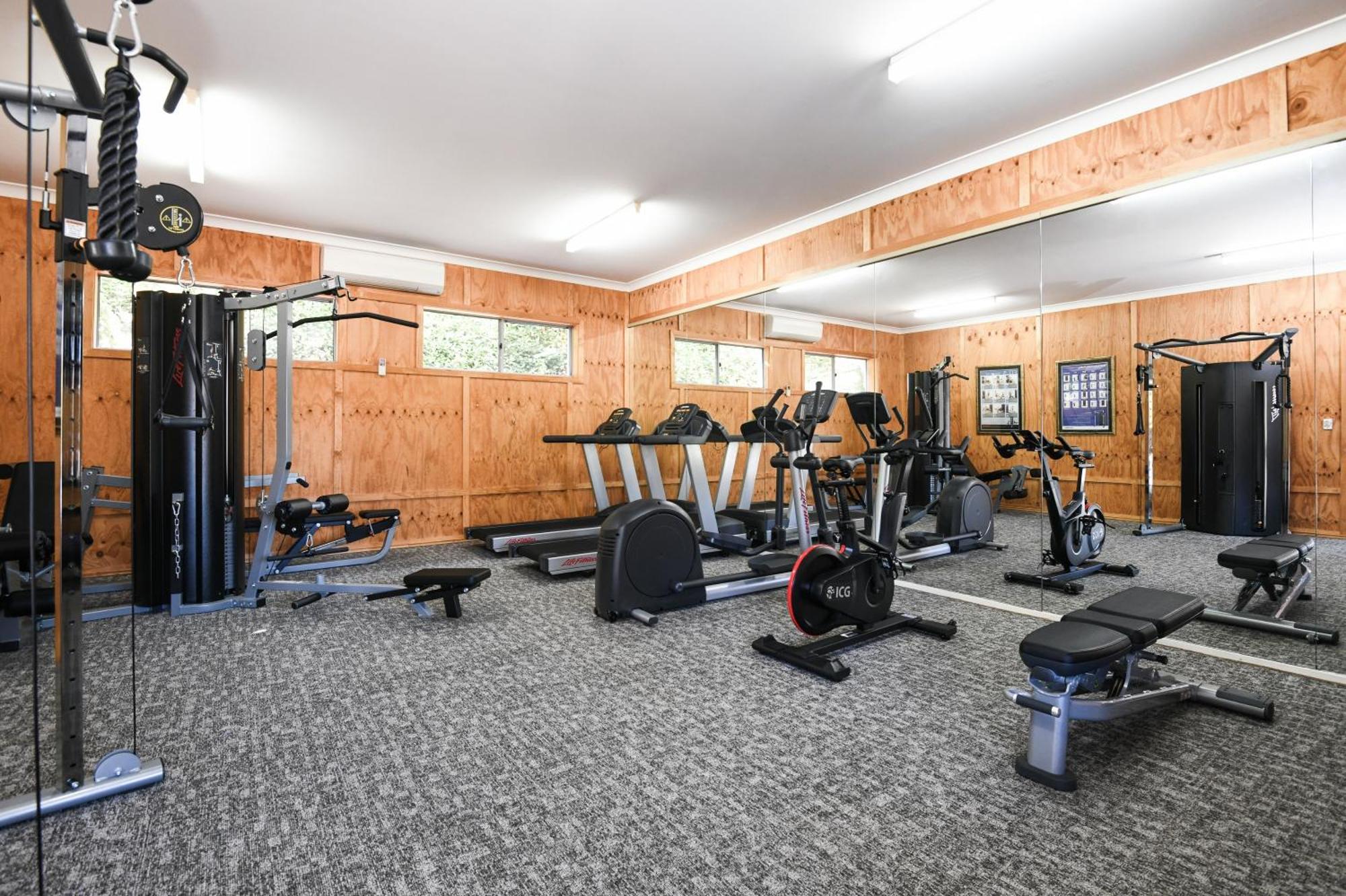 파워하우스 호텔 탬워스 바이 리지스 외부 사진 The gym at the High Performance Centre