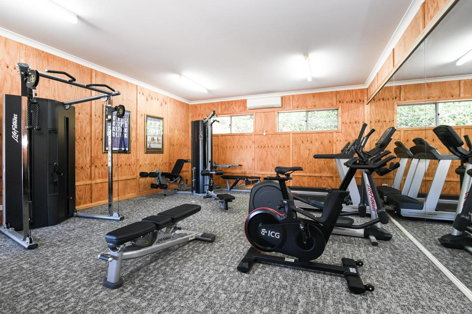 파워하우스 호텔 탬워스 바이 리지스 외부 사진 The gym at the High Performance Centre